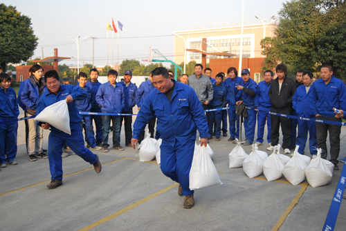 上海滬工閥門廠第二屆職工運動會螞蟻搬家(背沙包)比賽(圖11)