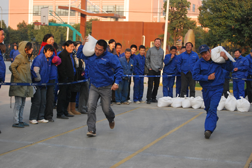 上海滬工閥門廠第二屆職工運動會螞蟻搬家(背沙包)比賽(圖12)