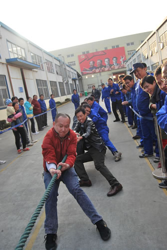 上海滬工閥門廠第二屆職工運動會男子拔河比賽(圖18)