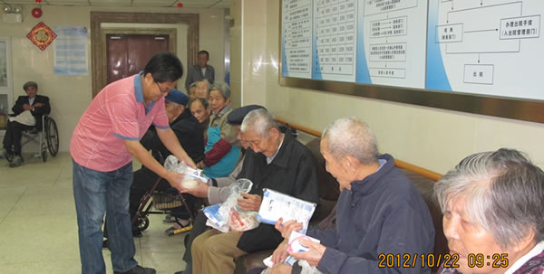 上海滬工閥門廠(集團)有限公司工會主席林銀華同志為華亭敬老院的老人們發(fā)放節(jié)日禮品