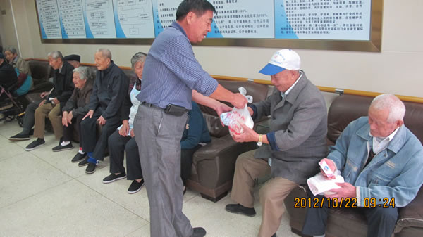 上海滬工閥門廠(集團)有限公司黨支部成員褚德祥同志為華亭敬老院的老人們發(fā)放節(jié)日禮品