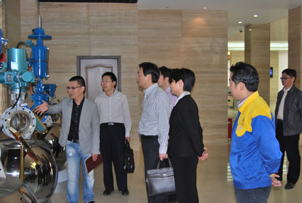 �ζ��^(q��)�^(q��)ί���M���������Lɳ������I(l��ng)��(d��o)ͬ־���^����һ�Ǯa(ch��n)Ʒչʾ�d