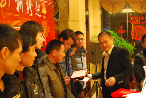 滬工閥門集團副總經(jīng)理翁中程為公司2013年度文明員工頒獎