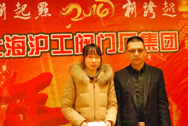 滬工閥門集團董事長楊猛為嘉定區(qū)優(yōu)秀志愿者稱號獲得者郭青青頒獎并合影