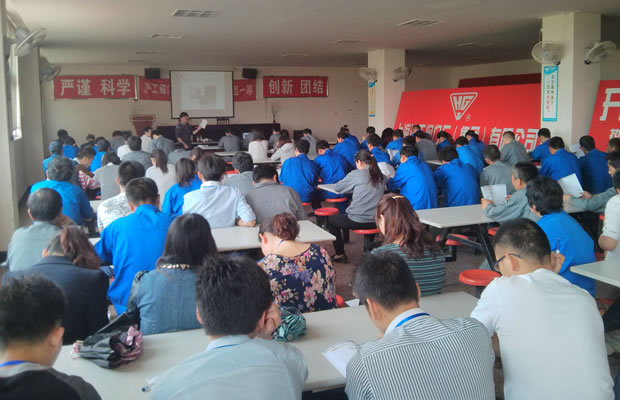 嘉定區(qū)安全辦為滬工閥門集團(tuán)員工作安全知識(shí)培訓(xùn)現(xiàn)場