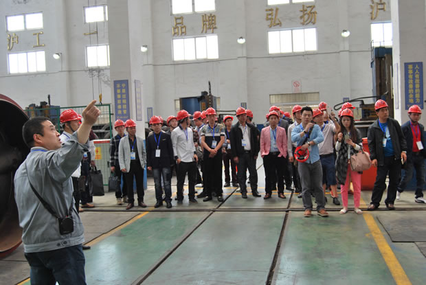 上海滬工閥門廠集團(tuán)全國(guó)優(yōu)秀經(jīng)銷商座談會(huì)參會(huì)代表參觀公司生產(chǎn)加工車間(圖 1)