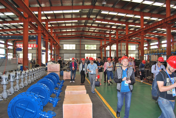 上海滬工閥門廠集團(tuán)全國(guó)優(yōu)秀經(jīng)銷商座談會(huì)參會(huì)代表參觀公司生產(chǎn)加工車間(圖 4)