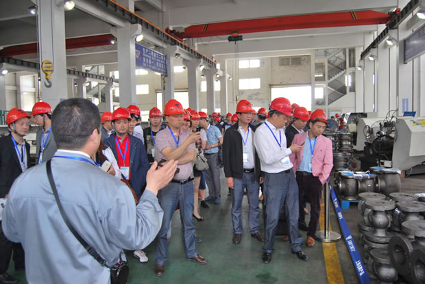 上海滬工閥門廠集團(tuán)全國(guó)優(yōu)秀經(jīng)銷商座談會(huì)參會(huì)代表參觀公司生產(chǎn)加工車間(圖 6)